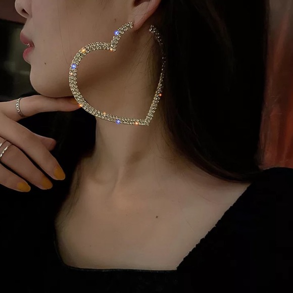 🌟 Silver Tone Oversized Heart Earrings - Picture 3 of 4